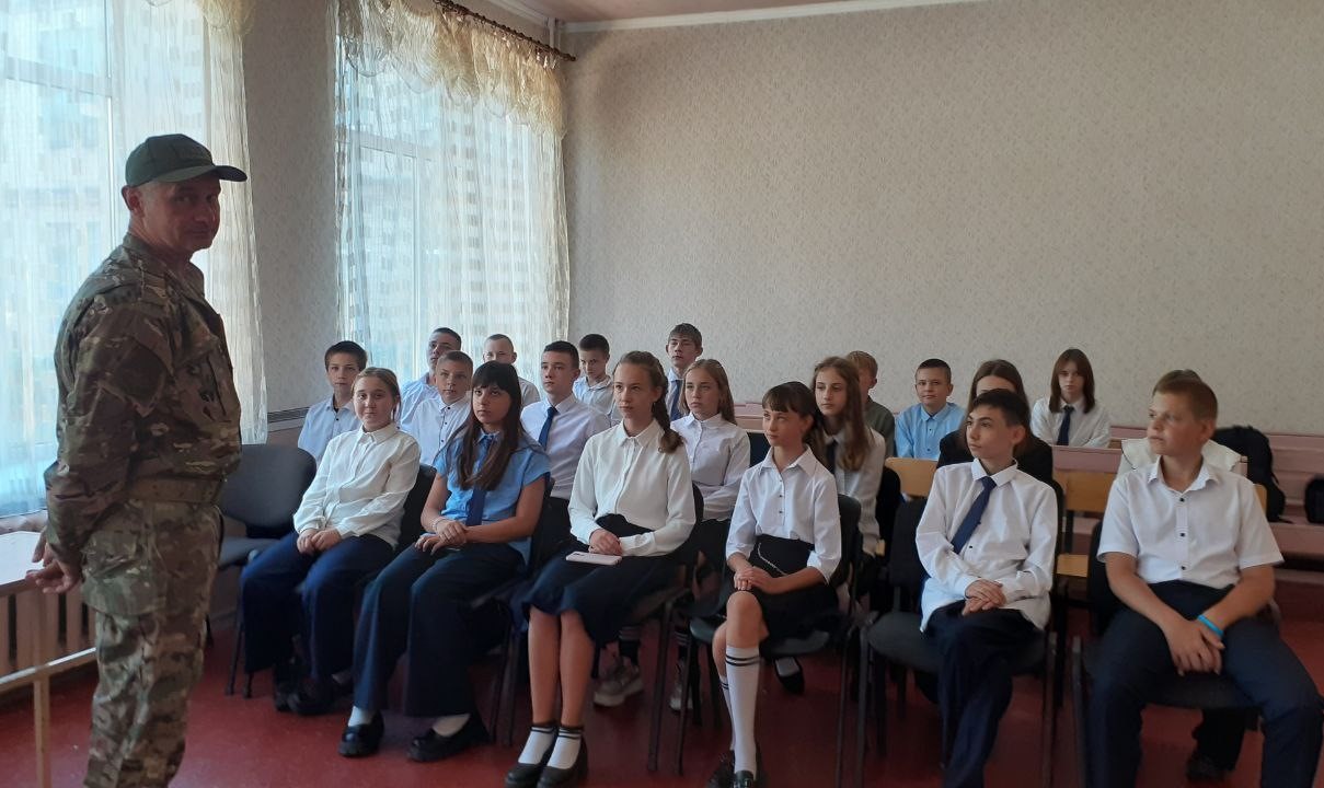 Встреча педагогов и учащихся с участником специальной военной операции.