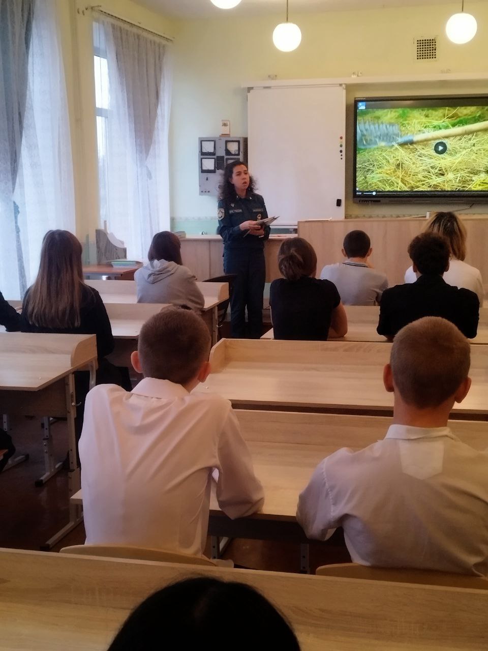 Сотрудники МЧС провели беседу с учащимися и сотрудниками школы.